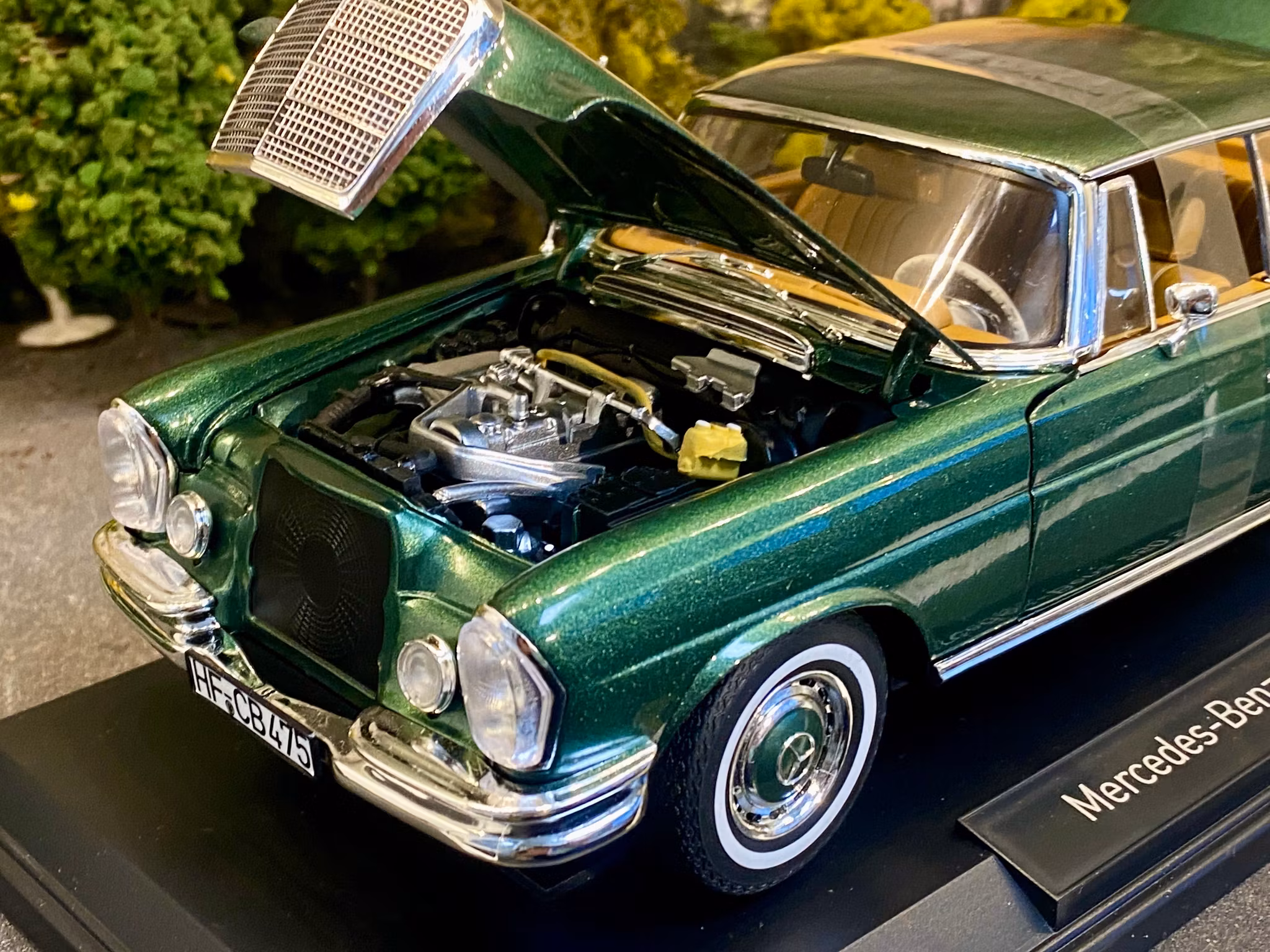Skala 1/18 Mercedes-Benz 250 SE Coupé 1969, Green Met. fr Norev