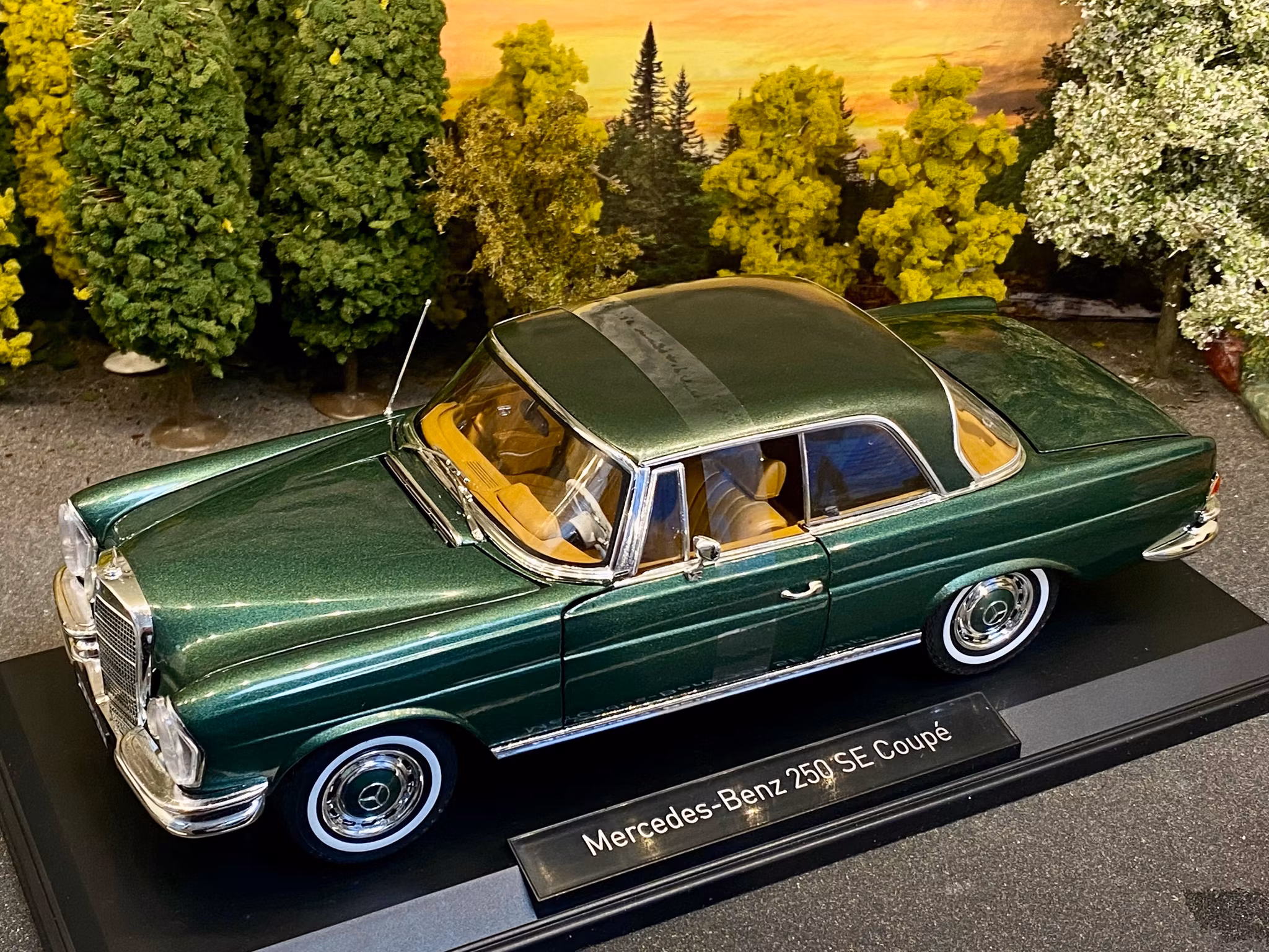 Skala 1/18 Mercedes-Benz 250 SE Coupé 1969, Green Met. fr Norev