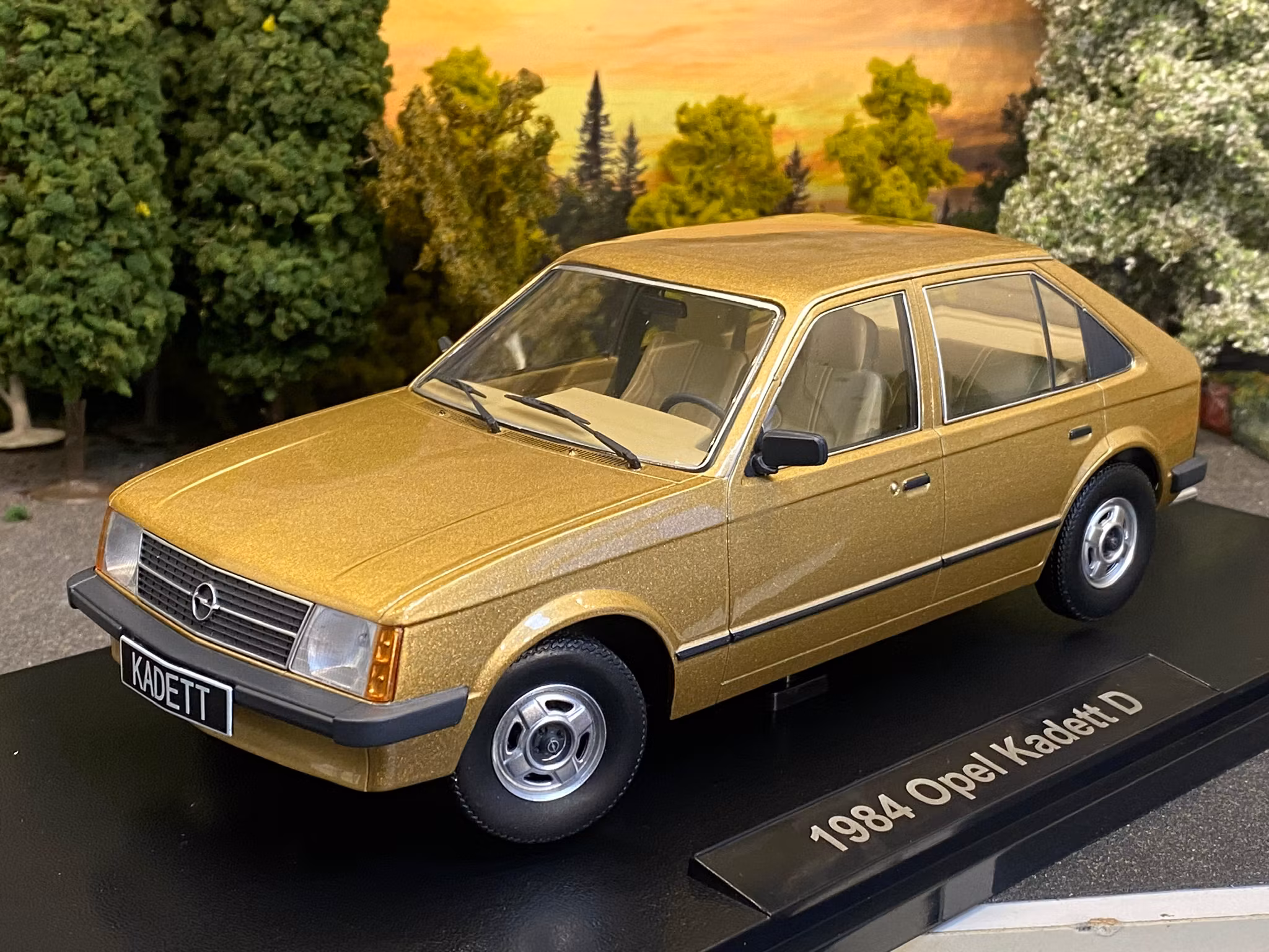 Skala 1/18 Opel Kadett D 1984, Gold fr Triple9 Collection
