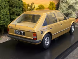 Skala 1/18 Opel Kadett D 1984, Gold fr Triple9 Collection