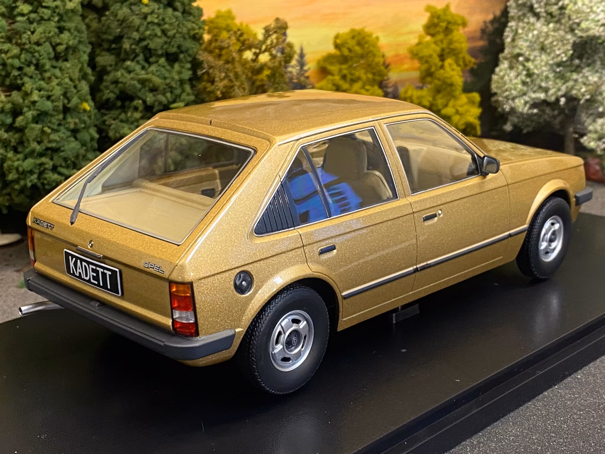 Skala 1/18 Opel Kadett D 1984, Gold fr Triple9 Collection