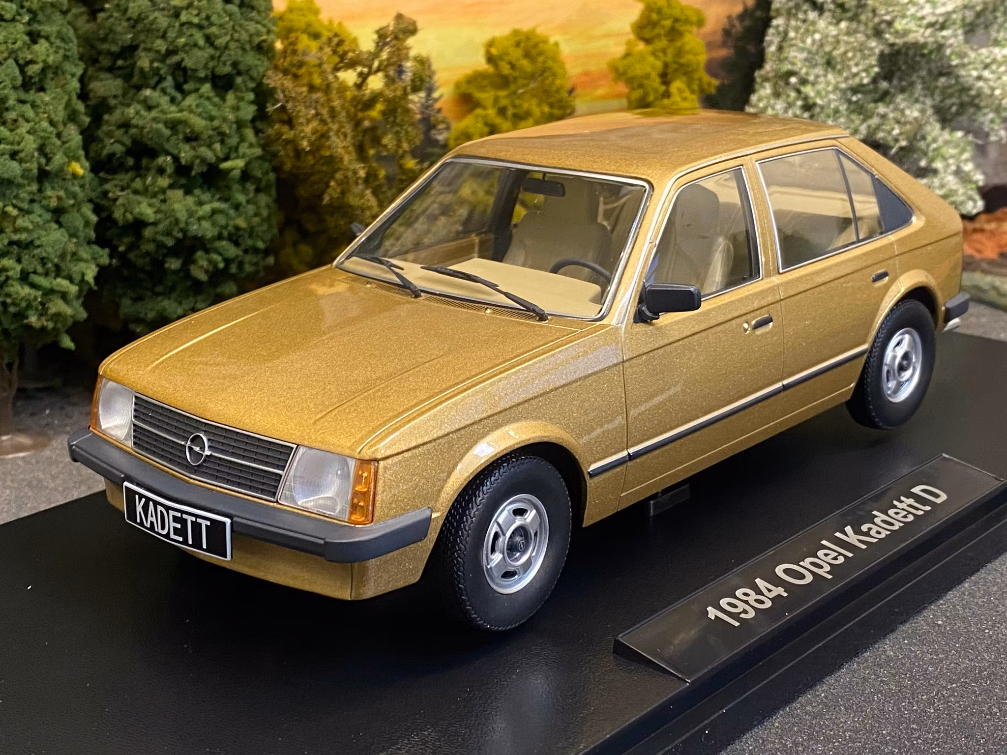 Skala 1/18 Opel Kadett D 1984, Gold fr Triple9 Collection