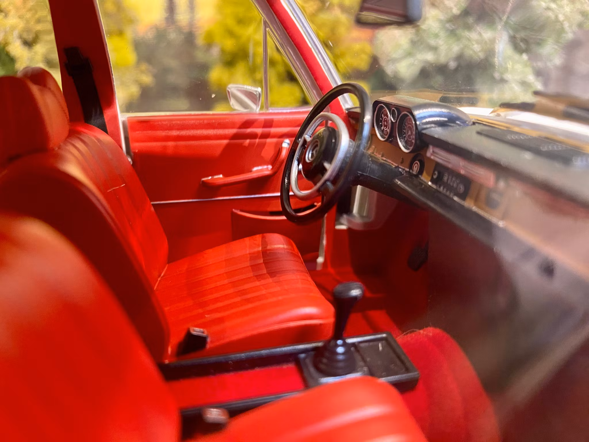 Skala 1/18 Mercedes-Benz 250 SE 1967, White w red interior fr Norev