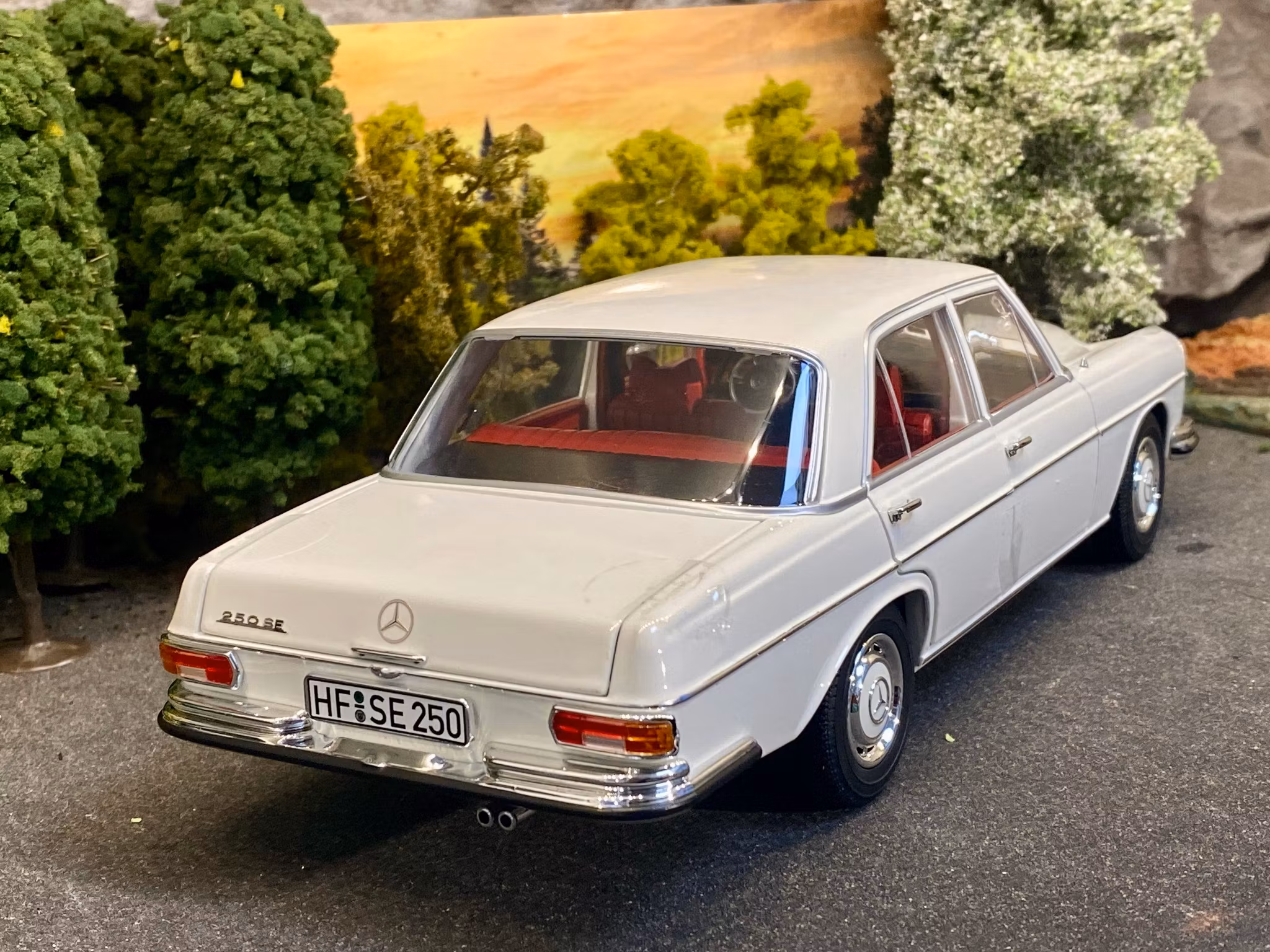 Skala 1/18 Mercedes-Benz 250 SE 1967, White w red interior fr Norev