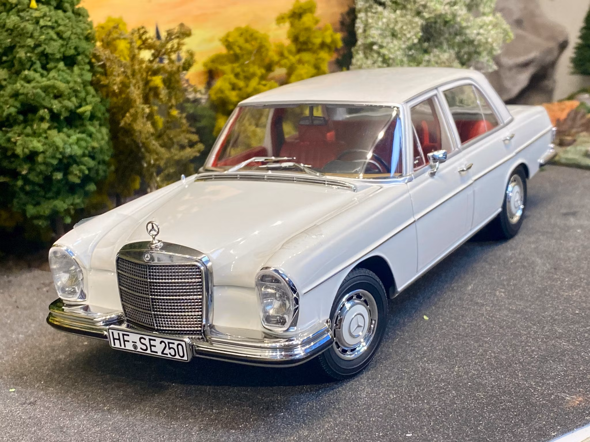 Skala 1/18 Mercedes-Benz 250 SE 1967, White w red interior fr Norev