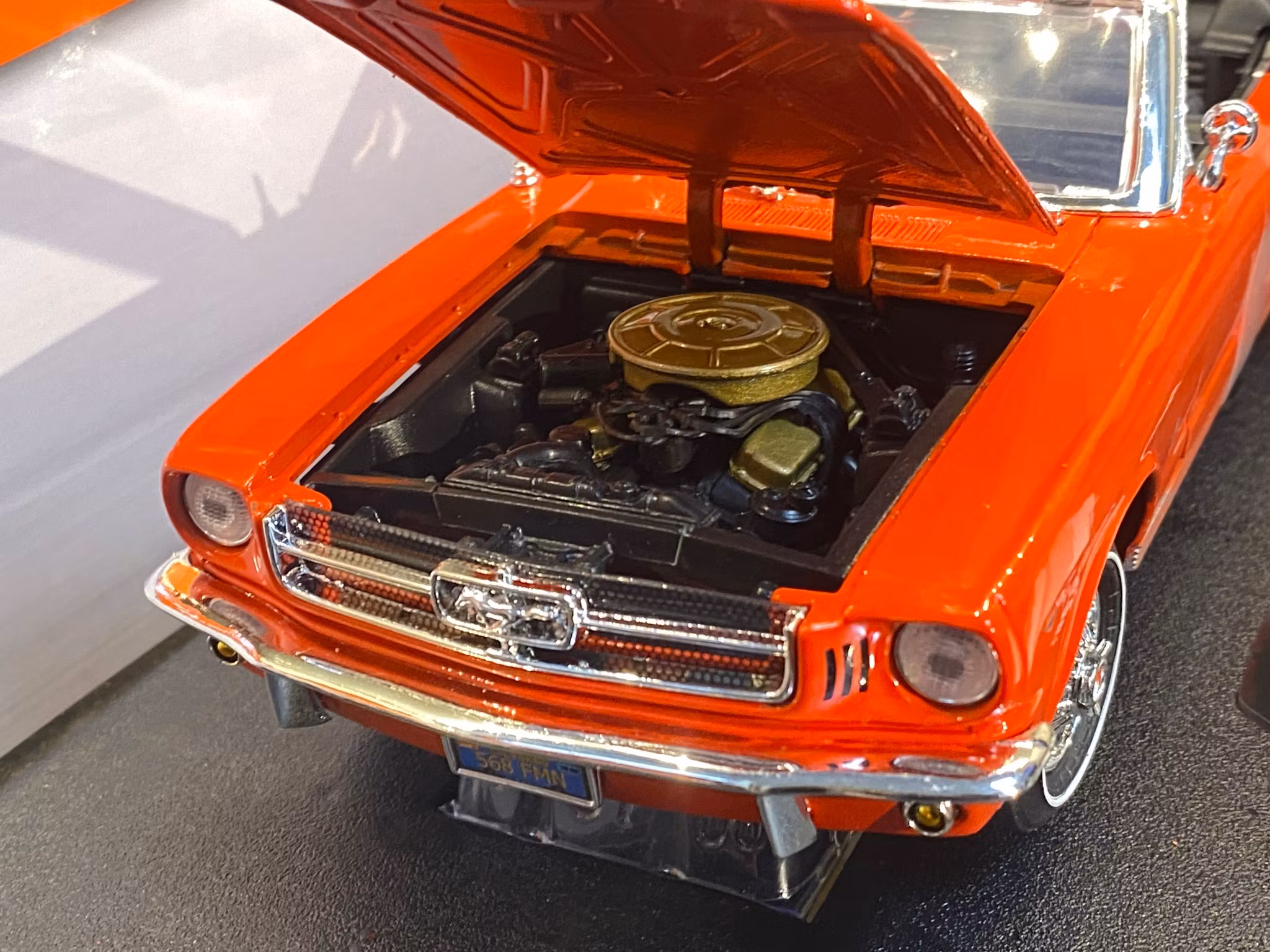 Skala 1/18 1964 1/2 Ford Mustang Cab, Orange fr MotorMax