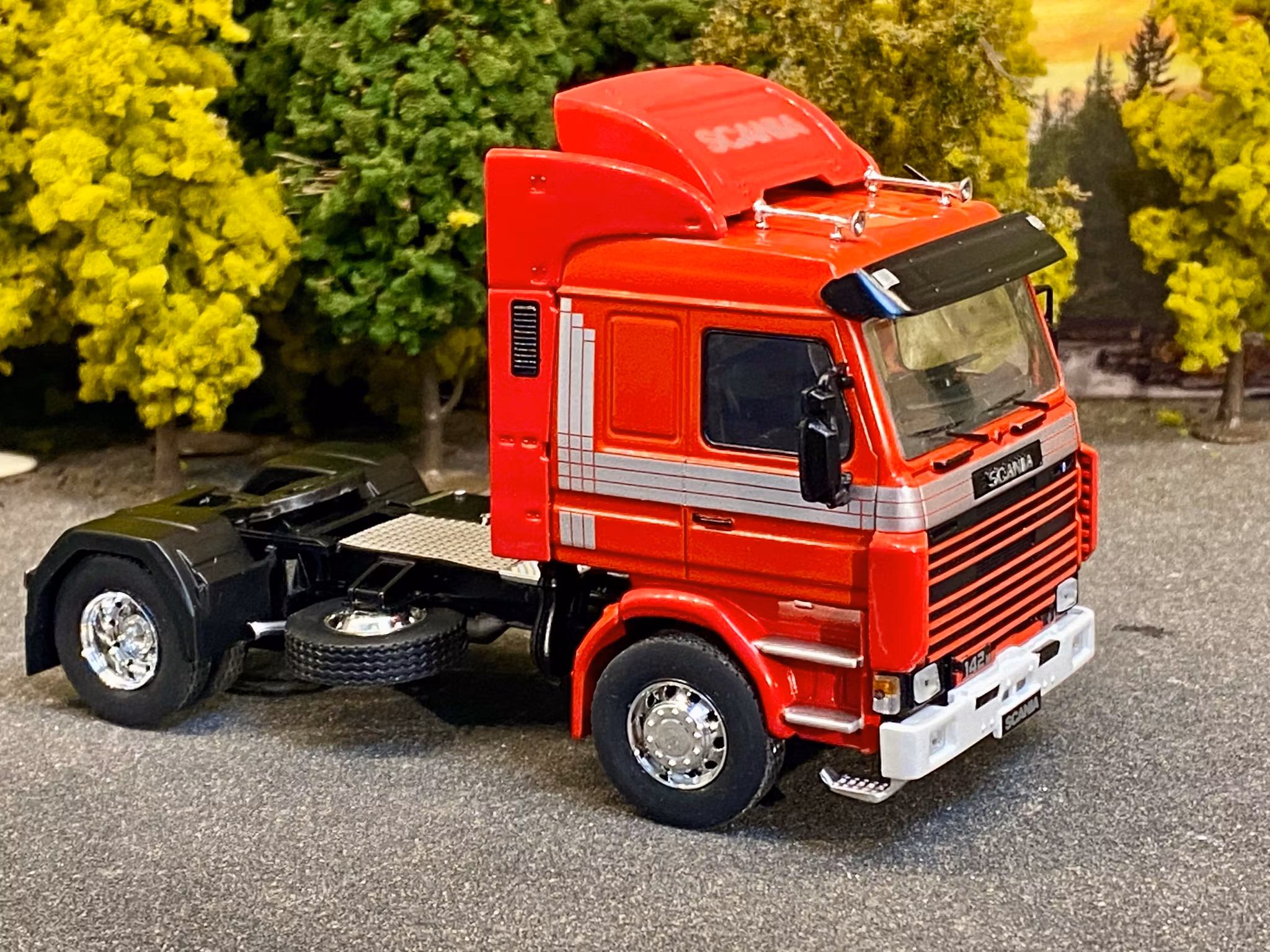 Skala 1/43 Scania 142M, Red with stipes fr IXO Models