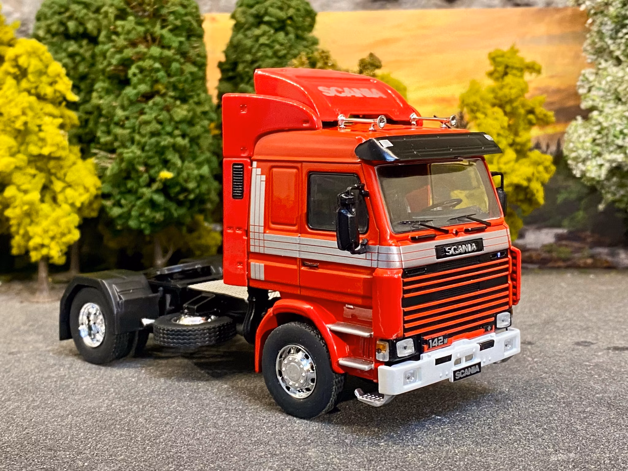 Skala 1/43 Scania 142M, Red with stipes fr IXO Models