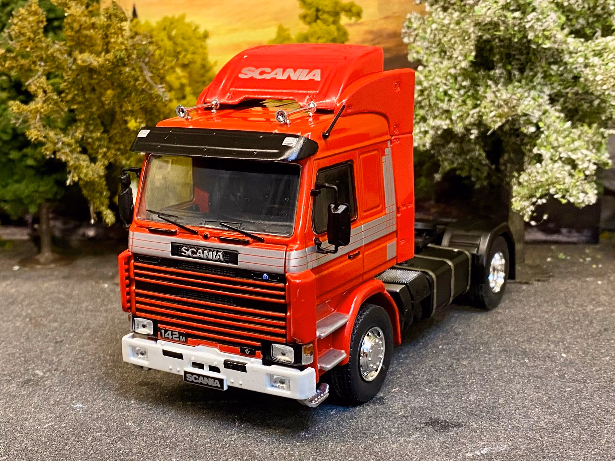 Skala 1/43 Scania 142M, Red with stipes fr IXO Models
