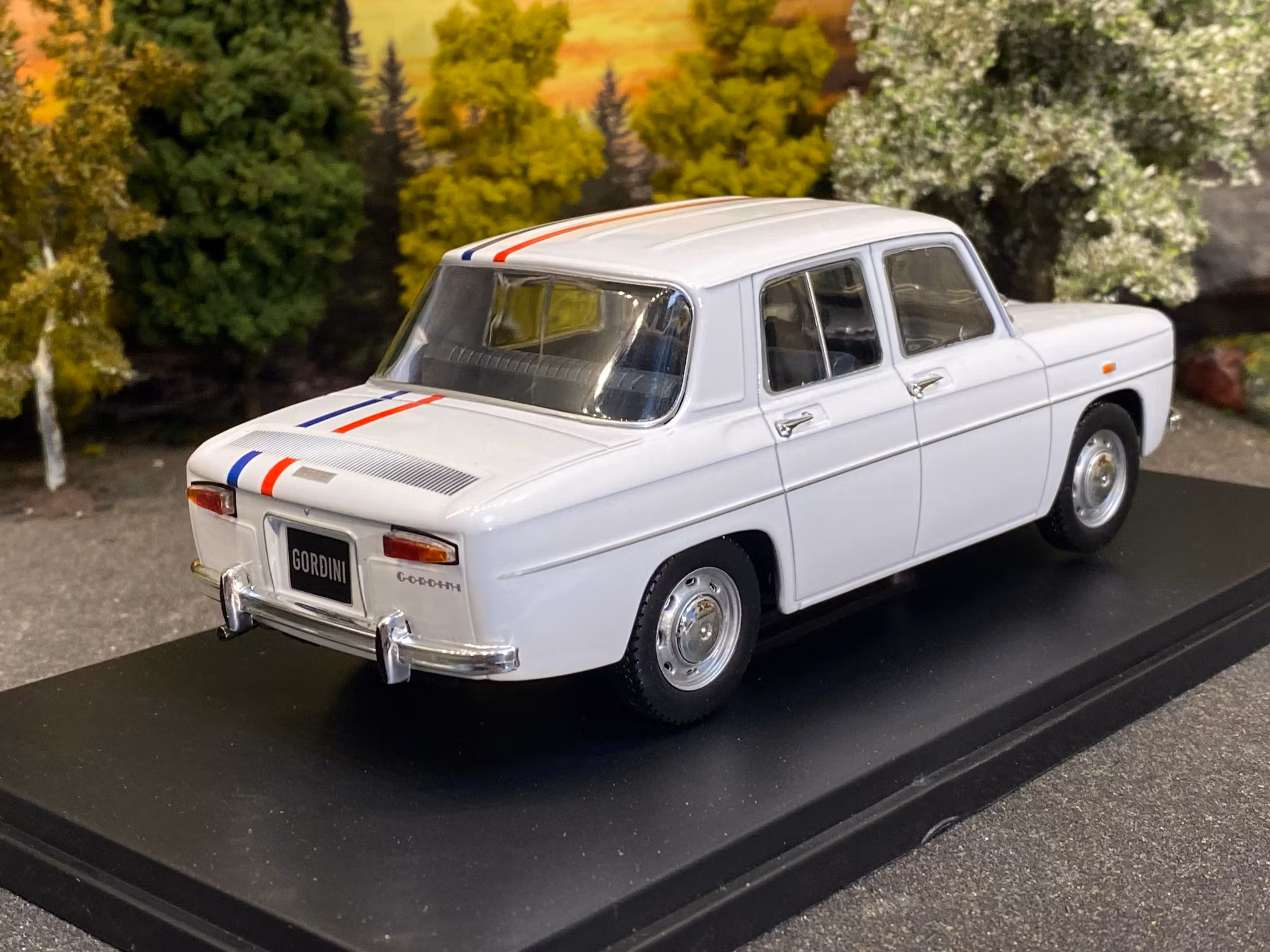 Skala 1/24 Renault 8 Gordini, White w stripes fr WhiteBox
