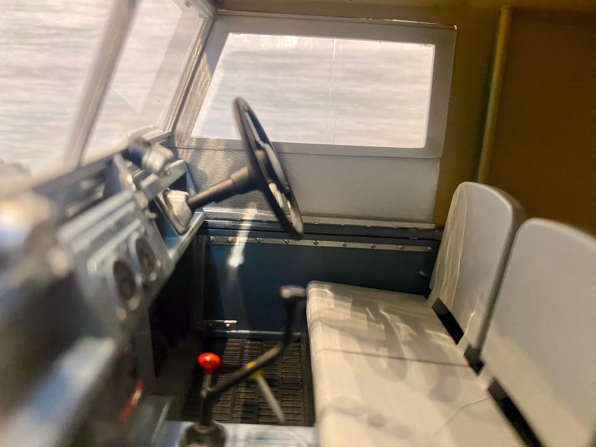 Skala 1/18 Land Rover, Series 1, Gray/beige fr MCG Model Car Group