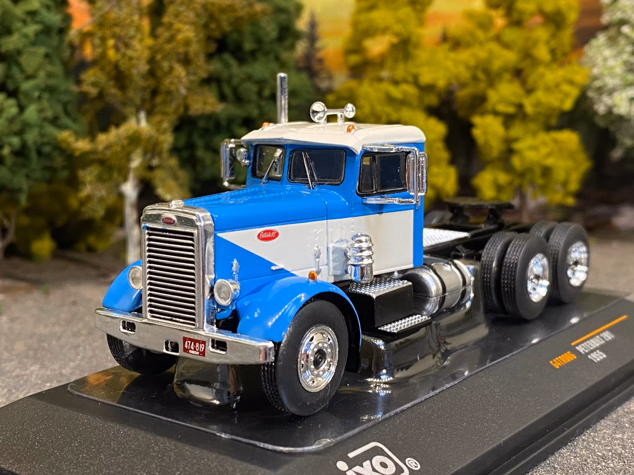 Scale 1/64 Peterbilt 281 1955' Blue/White fr IXO Models