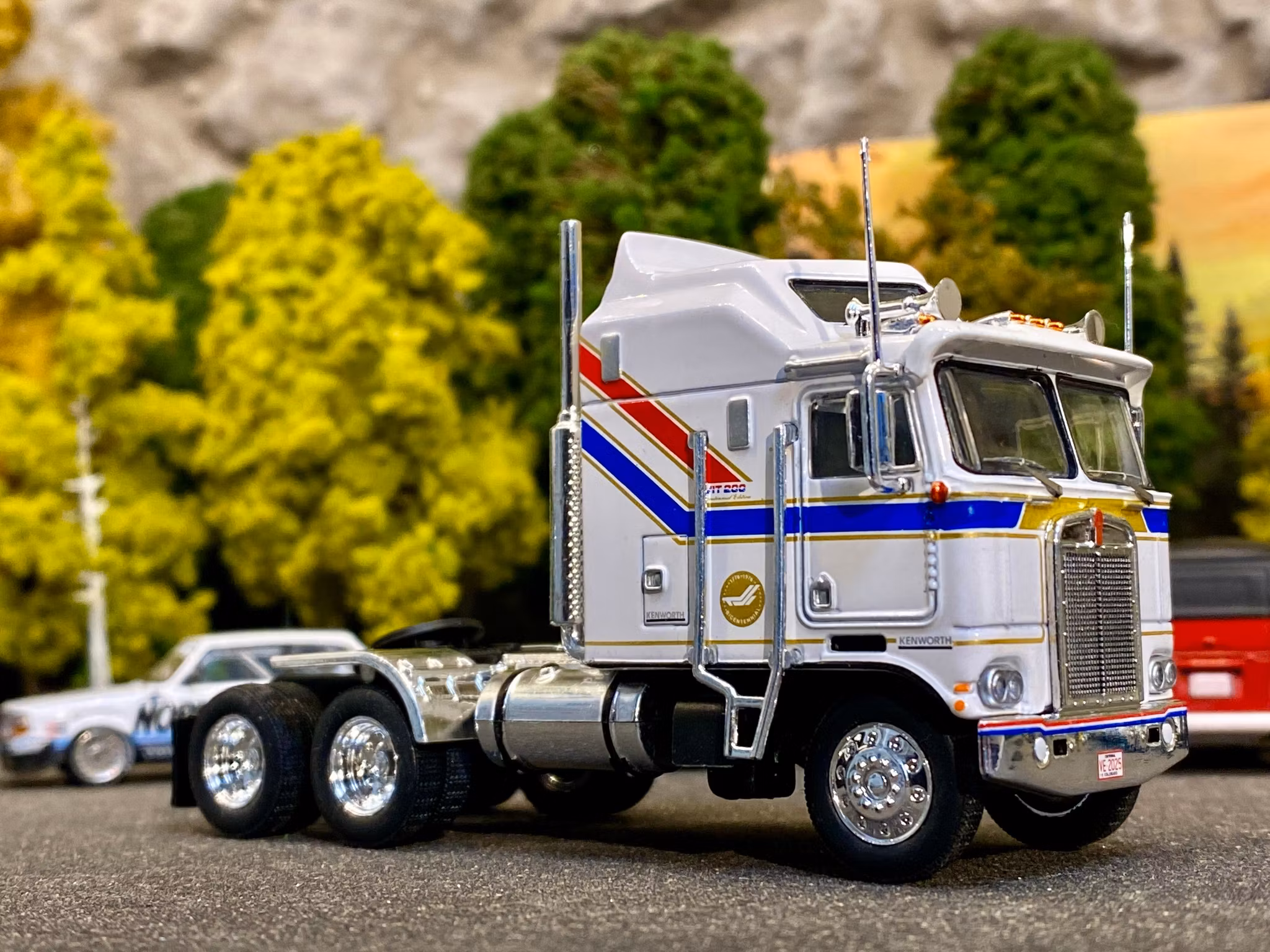 Scale 1/64 Kenworth K100 Aerodyne 1976' White fr IXO Models
