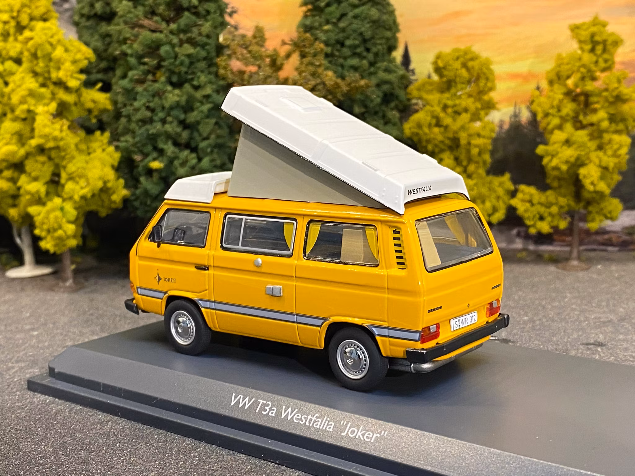 Skala 1/43 Volkswagen T3a Westfalia "Joker" Yellow fr Schuco