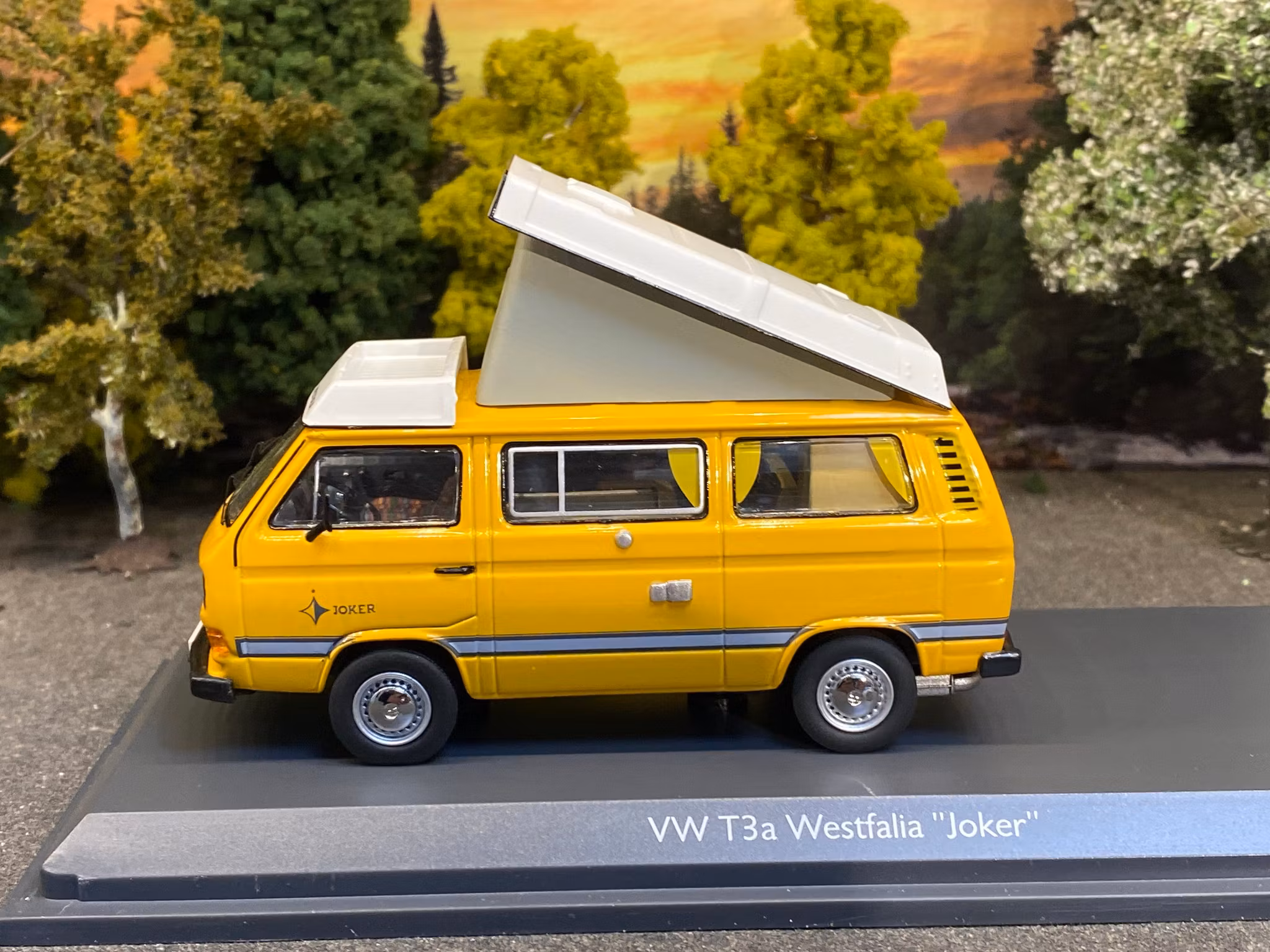 Skala 1/43 Volkswagen T3a Westfalia "Joker" Yellow fr Schuco
