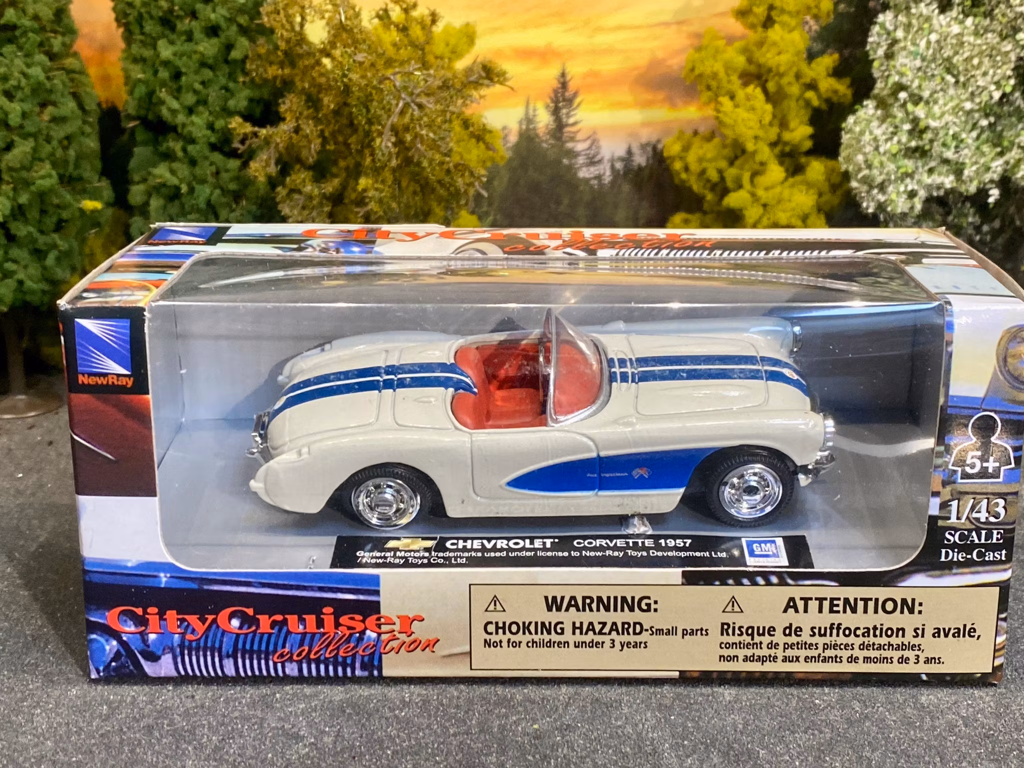 Skala 1/43 Chevrolet Corvette 57' Wh/blue fr New-Ray - City Cruiser Collection