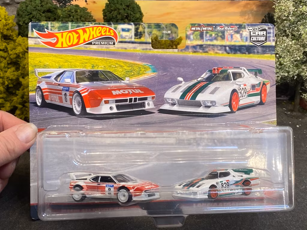 Skala 1/64 Hot Wheels PREMIUM 2-pack: BMW M1 & Lancia Stratos Gr.5