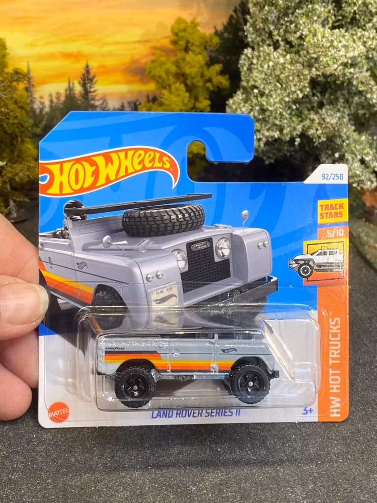 Skala 1/64 Hot Wheels: Land Rover Series II w lowered front window
