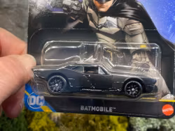 Skala 1/64 Hot Wheels DC: Batman - Batmobile