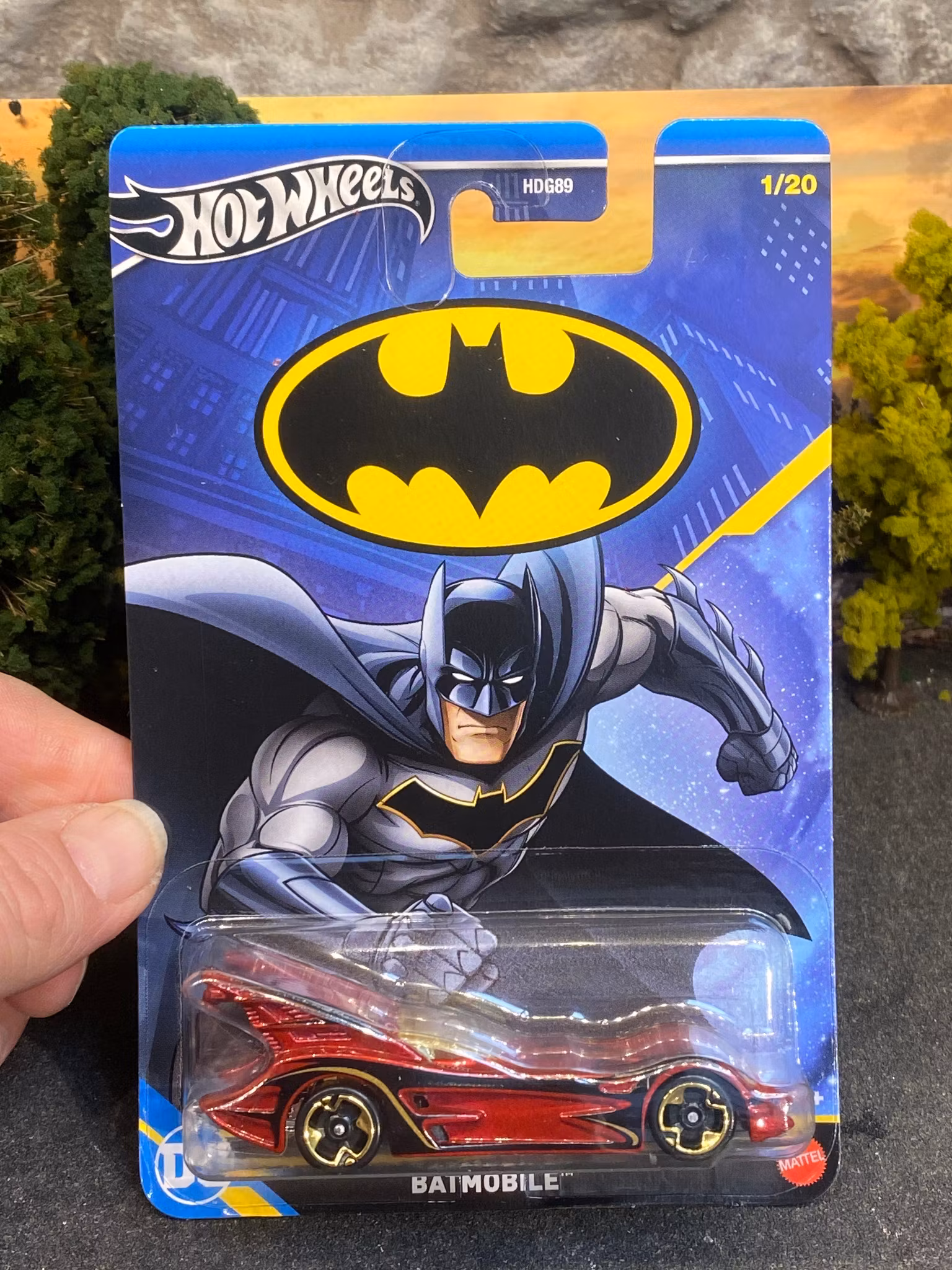 Skala 1/64 Hot Wheels DC: Batman - Batmobile, Dark Red