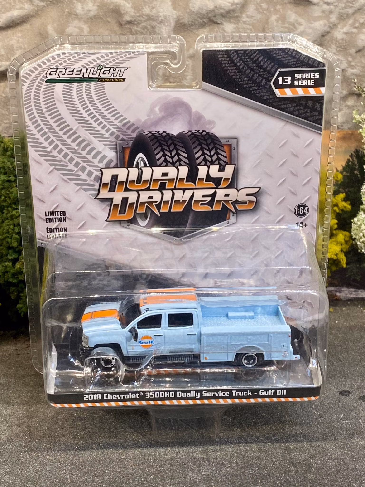 Skala 1/64 Dually Drivers - Chevrolet 3500HD GULF Wrecker 68' fr GreenLight Lmt Ed