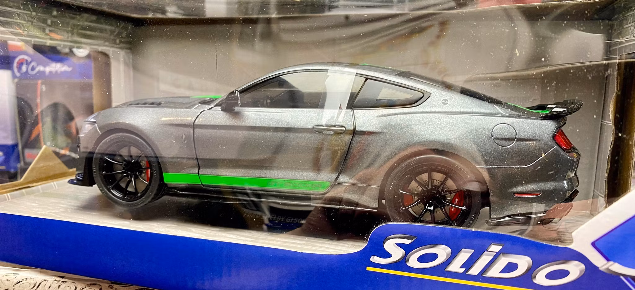 Skala 1/18 FORD MUSTANG GT500, CARB. GREY/NEON GREEN 20 fr SOLIDO