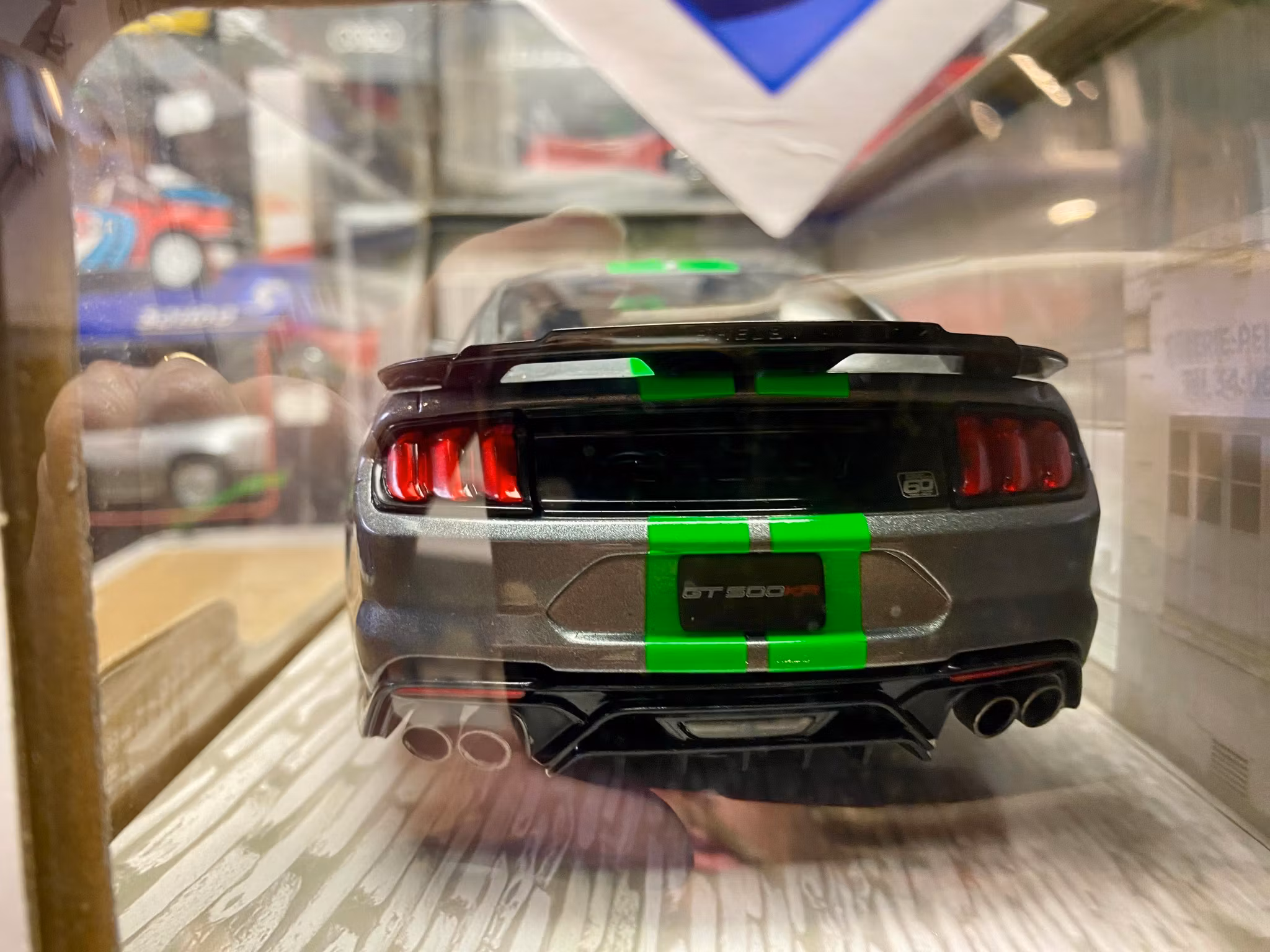 Skala 1/18 FORD MUSTANG GT500, CARB. GREY/NEON GREEN 20 fr SOLIDO