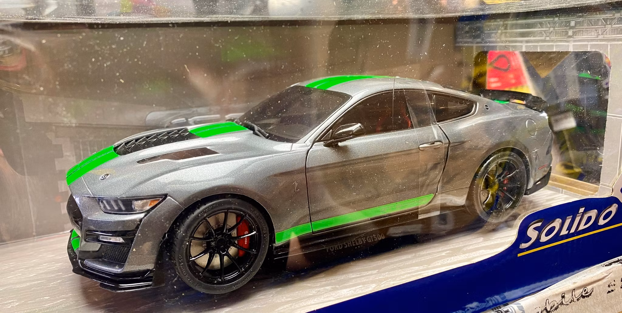 Skala 1/18 FORD MUSTANG GT500, CARB. GREY/NEON GREEN 20 fr SOLIDO