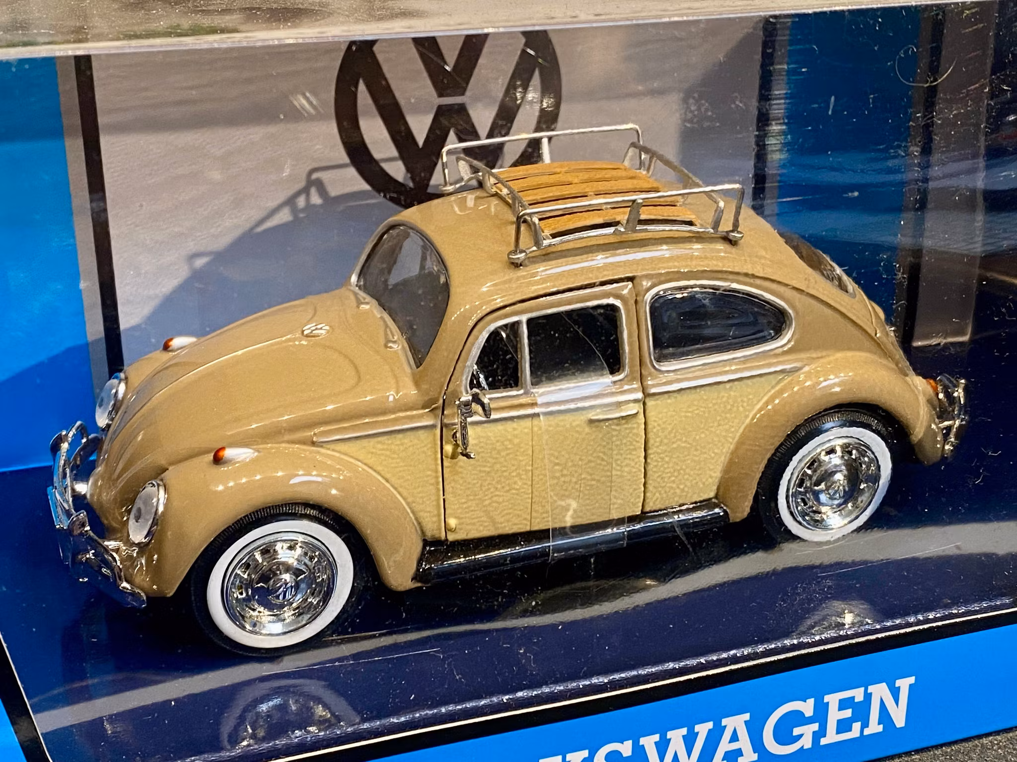 Skala 1/24 Volkswagen Beetle 66' w Roof Luggage Rack. fr Motormax