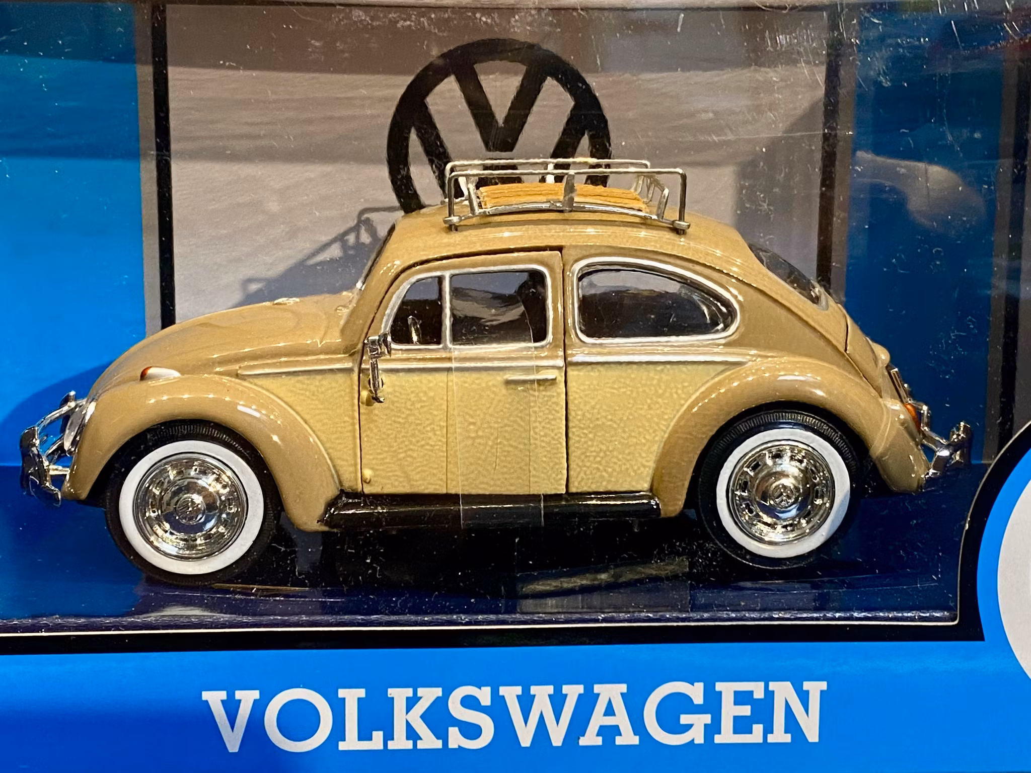 Skala 1/24 Volkswagen Beetle 66' w Roof Luggage Rack. fr Motormax
