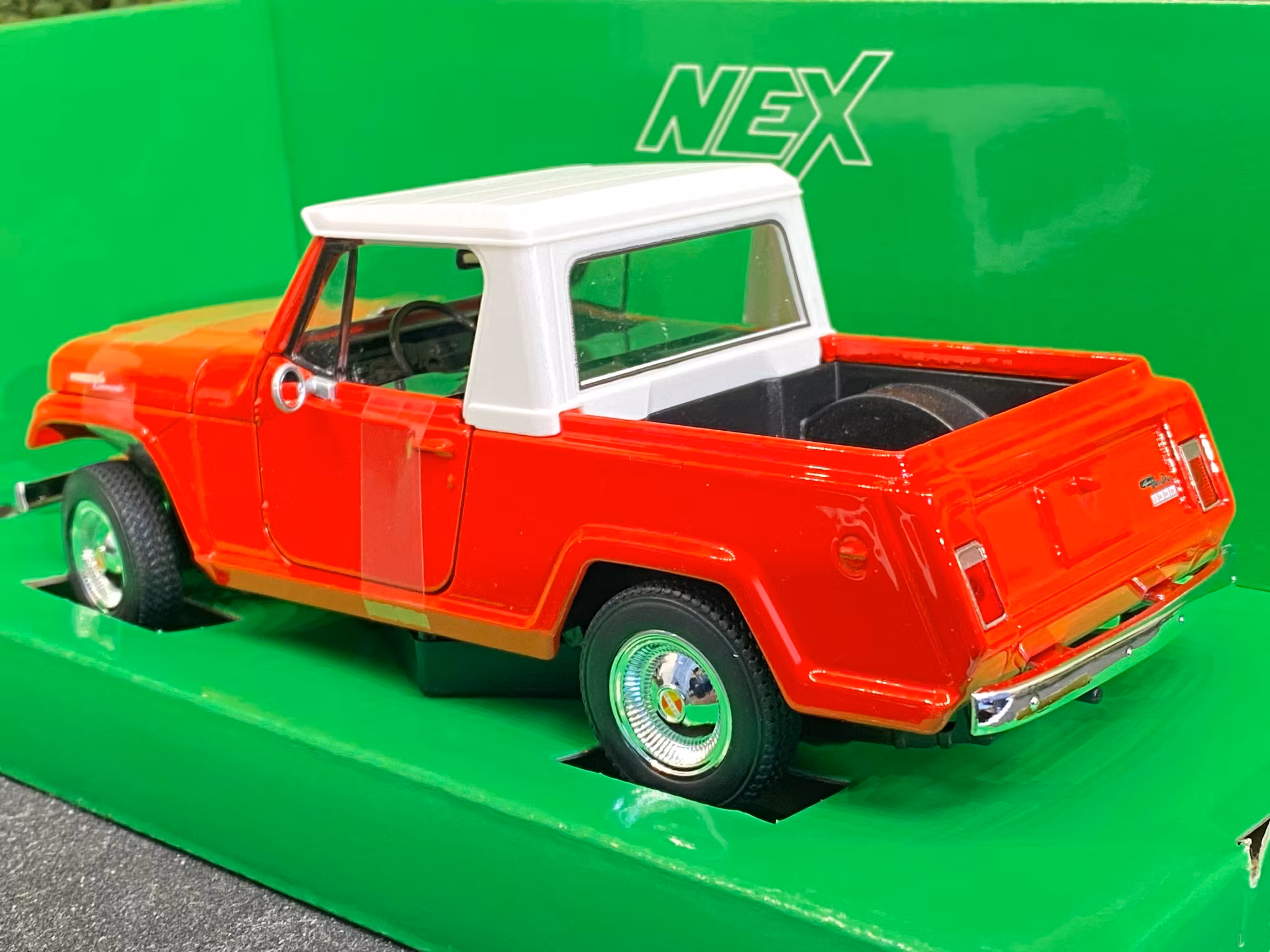 Skala 1/24 Jeep Jeepster Commando Staion Wagon fr Nex models / Welly