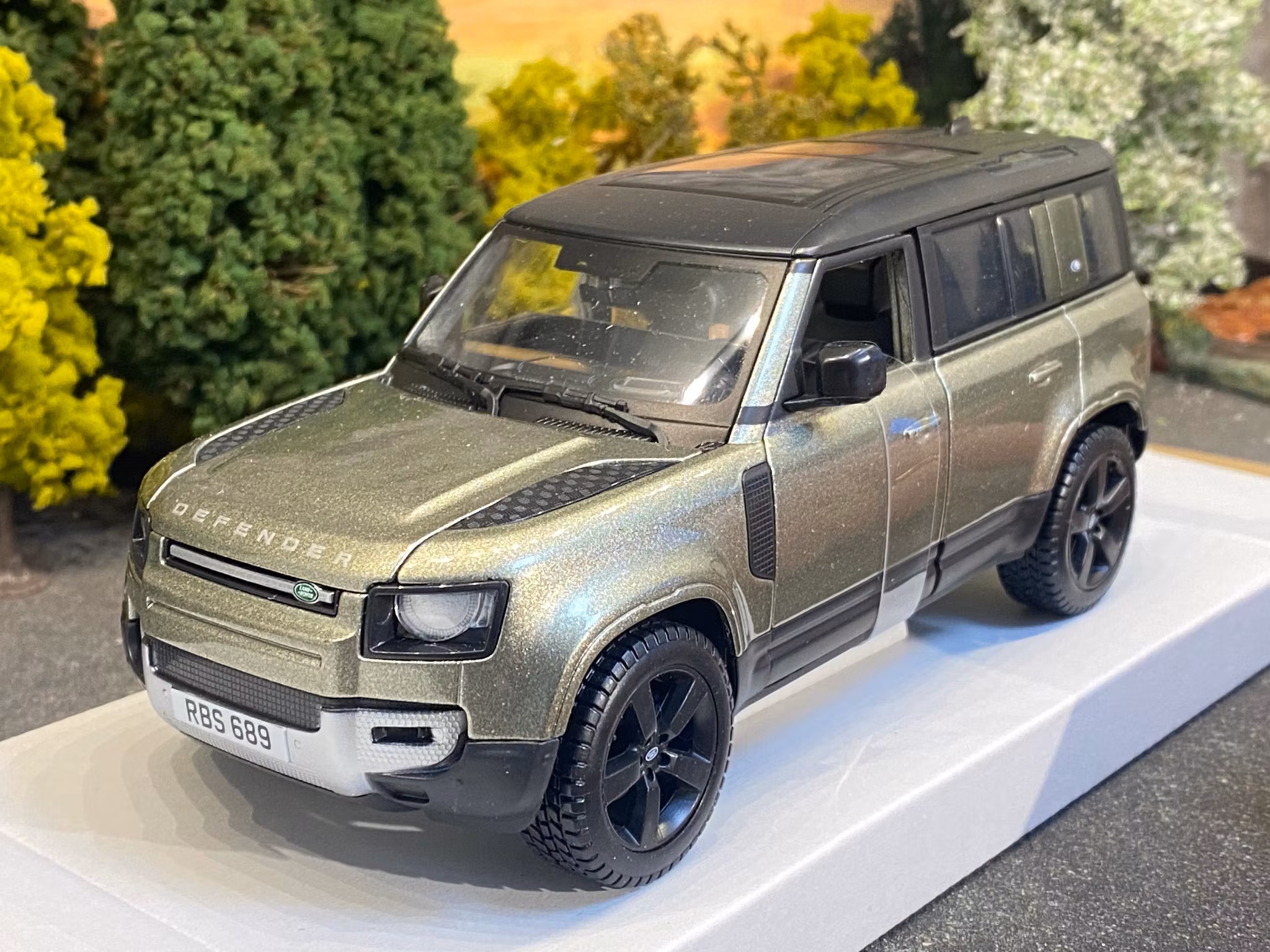 Skala 1/24 2022 Land Rover Defender 110 fr Bburago