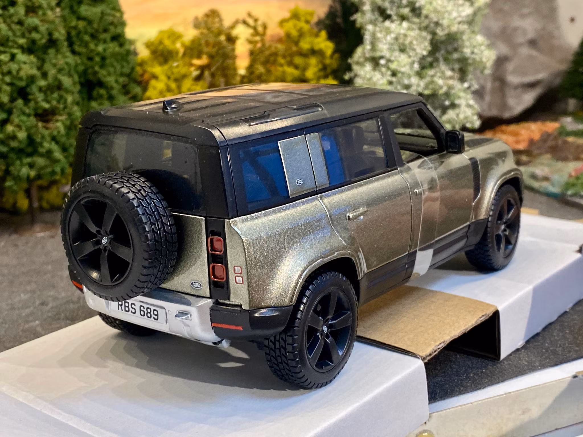 Skala 1/24 2022 Land Rover Defender 110 fr Bburago