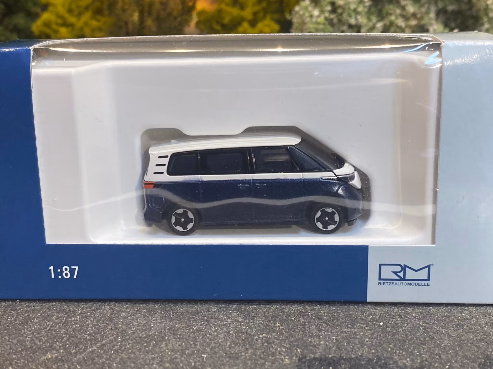 Skala 1/87 Volkswagen ID.Buzz People, White/Starlight Blue fr Rietze 21919