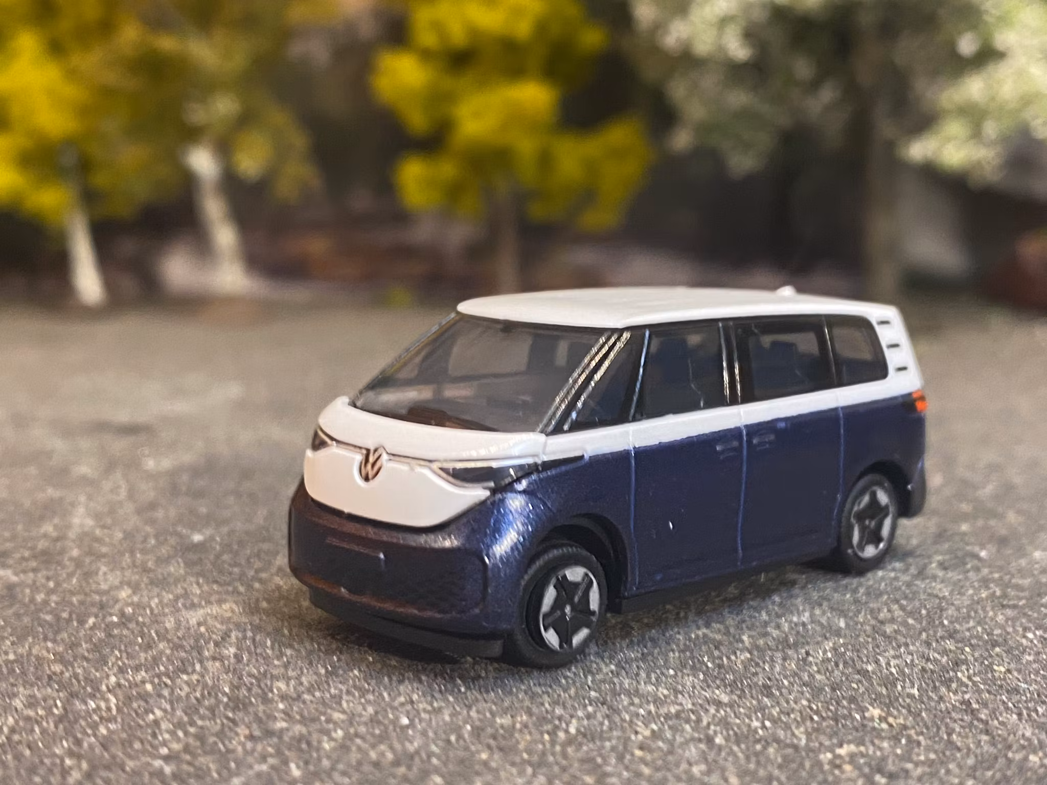 Skala 1/87 Volkswagen ID.Buzz People, White/Starlight Blue fr Rietze 21919