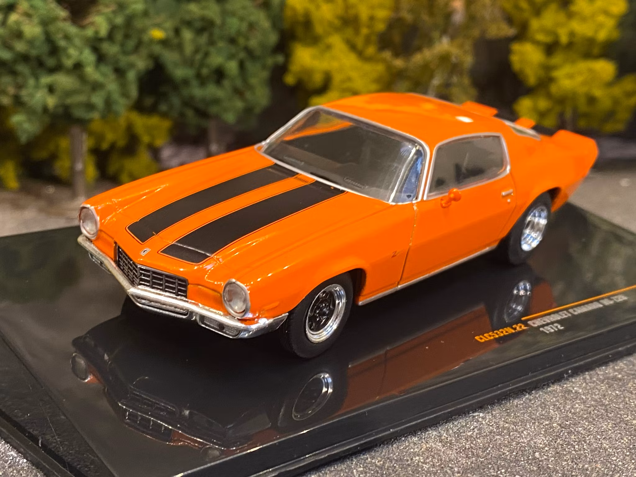 Skala 1/43 Chevrolet Camaro RS Z28 72' Orange/Black fr IXO models