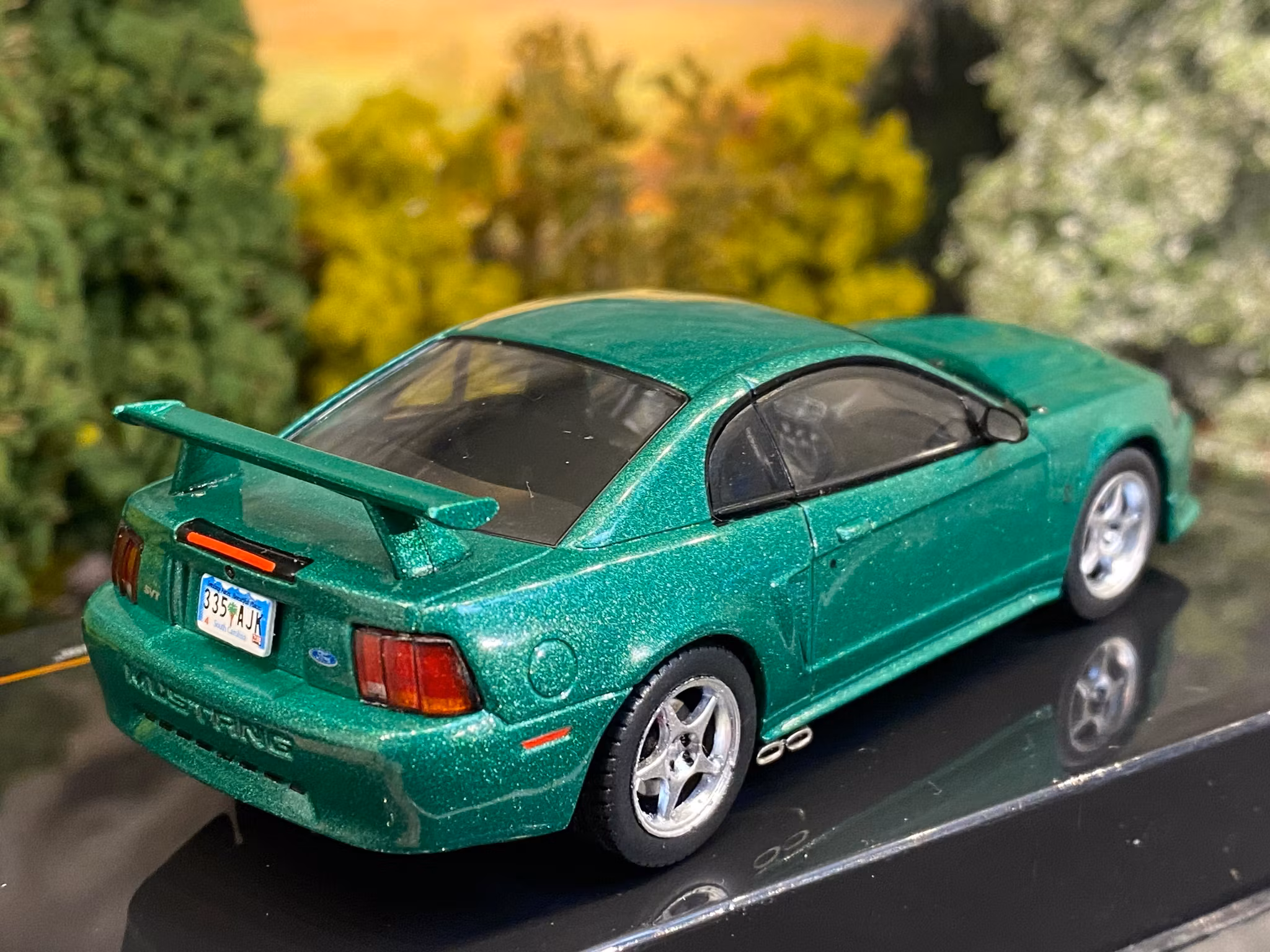 Skala 1/43 Ford Mustang SVT Cobra R Custom 2000' Green fr IXO models
