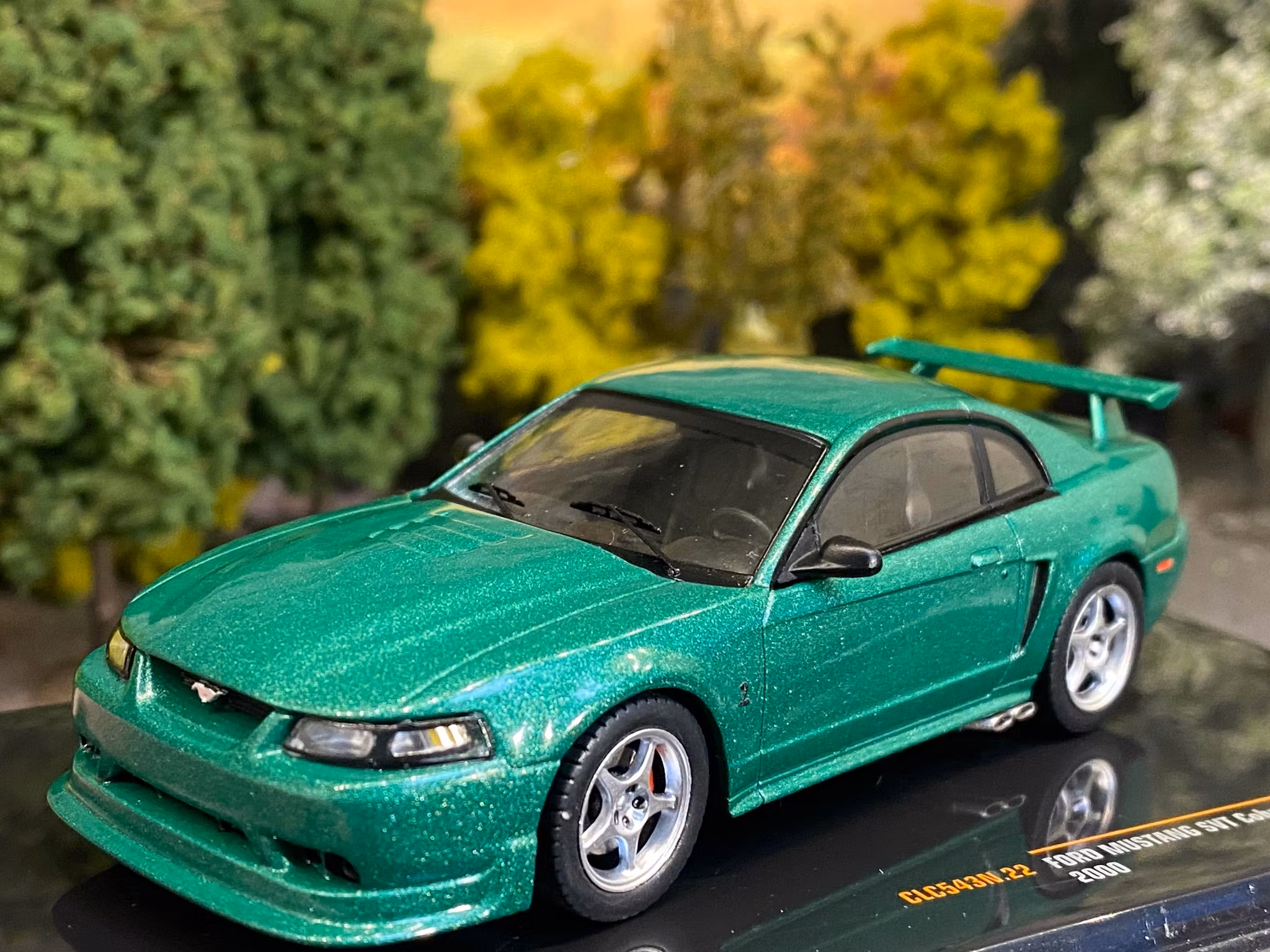 Skala 1/43 Ford Mustang SVT Cobra R Custom 2000' Green fr IXO models
