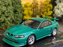 Skala 1/43 Ford Mustang SVT Cobra R Custom 2000' Green fr IXO models