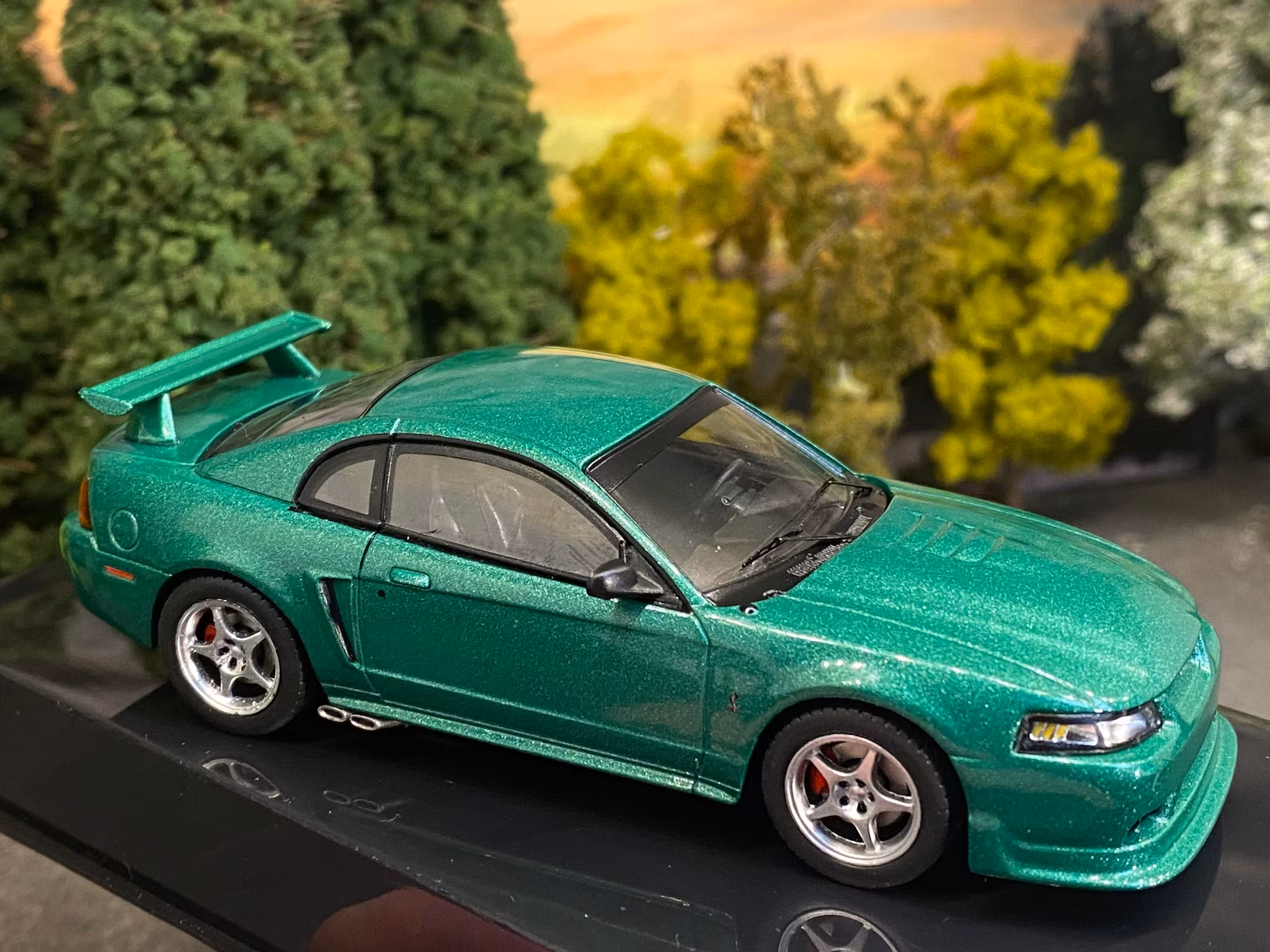 Skala 1/43 Ford Mustang SVT Cobra R Custom 2000' Green fr IXO models