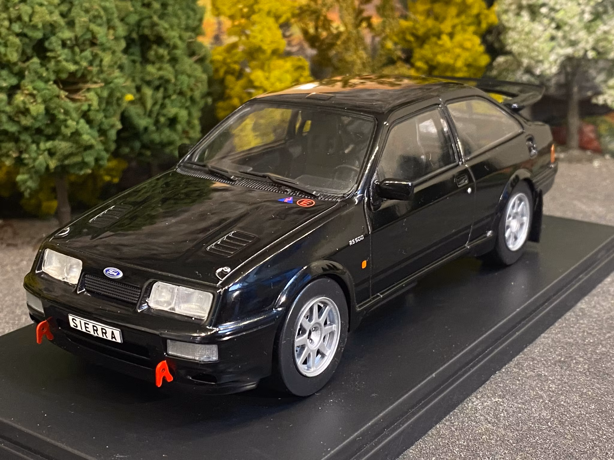 Skala 1/24 Ford Sierra RS Cosworth, Black fr WhiteBox