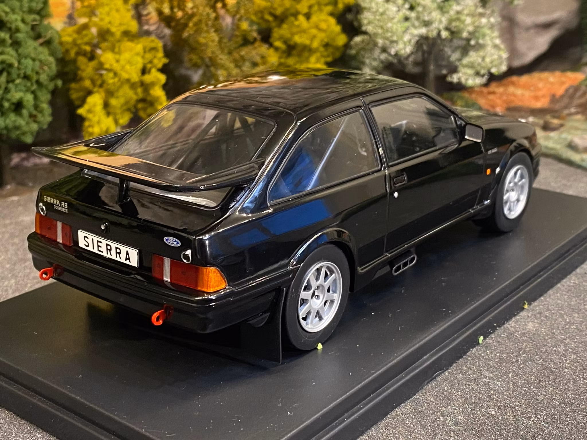 Skala 1/24 Ford Sierra RS Cosworth, Black fr WhiteBox