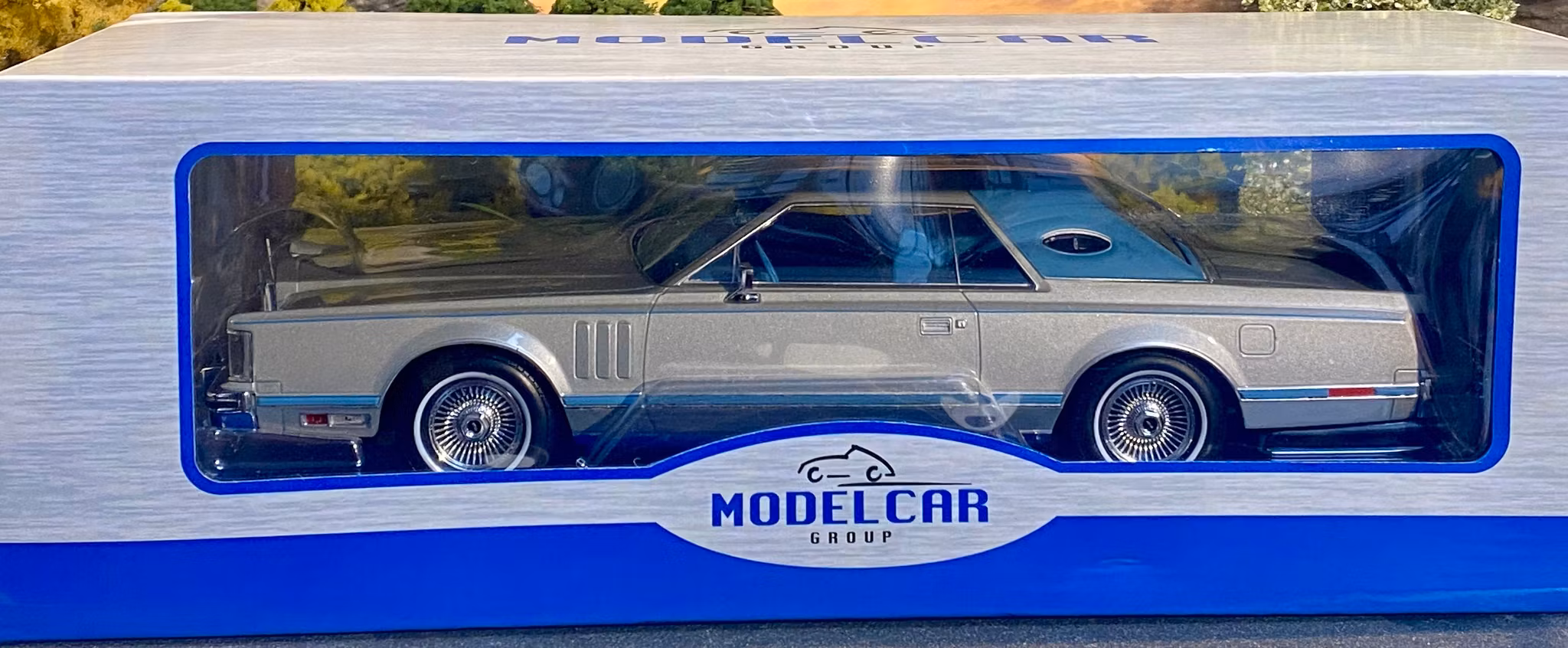 Skala 1/18 Lincoln Continental Mark V, Silver/blue fr MCG Model Car Group
