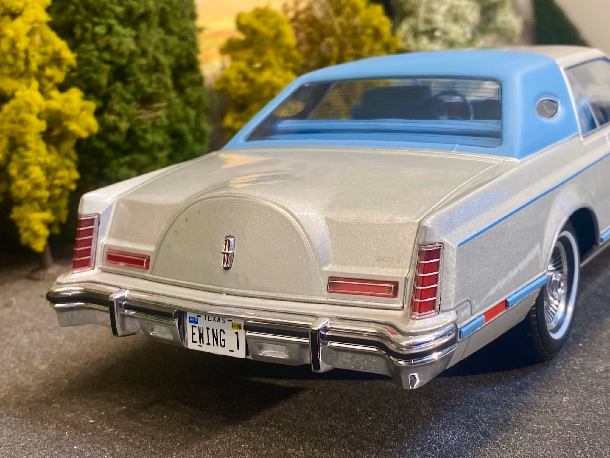 Skala 1/18 Lincoln Continental Mark V, Silver/blue fr MCG Model Car Group