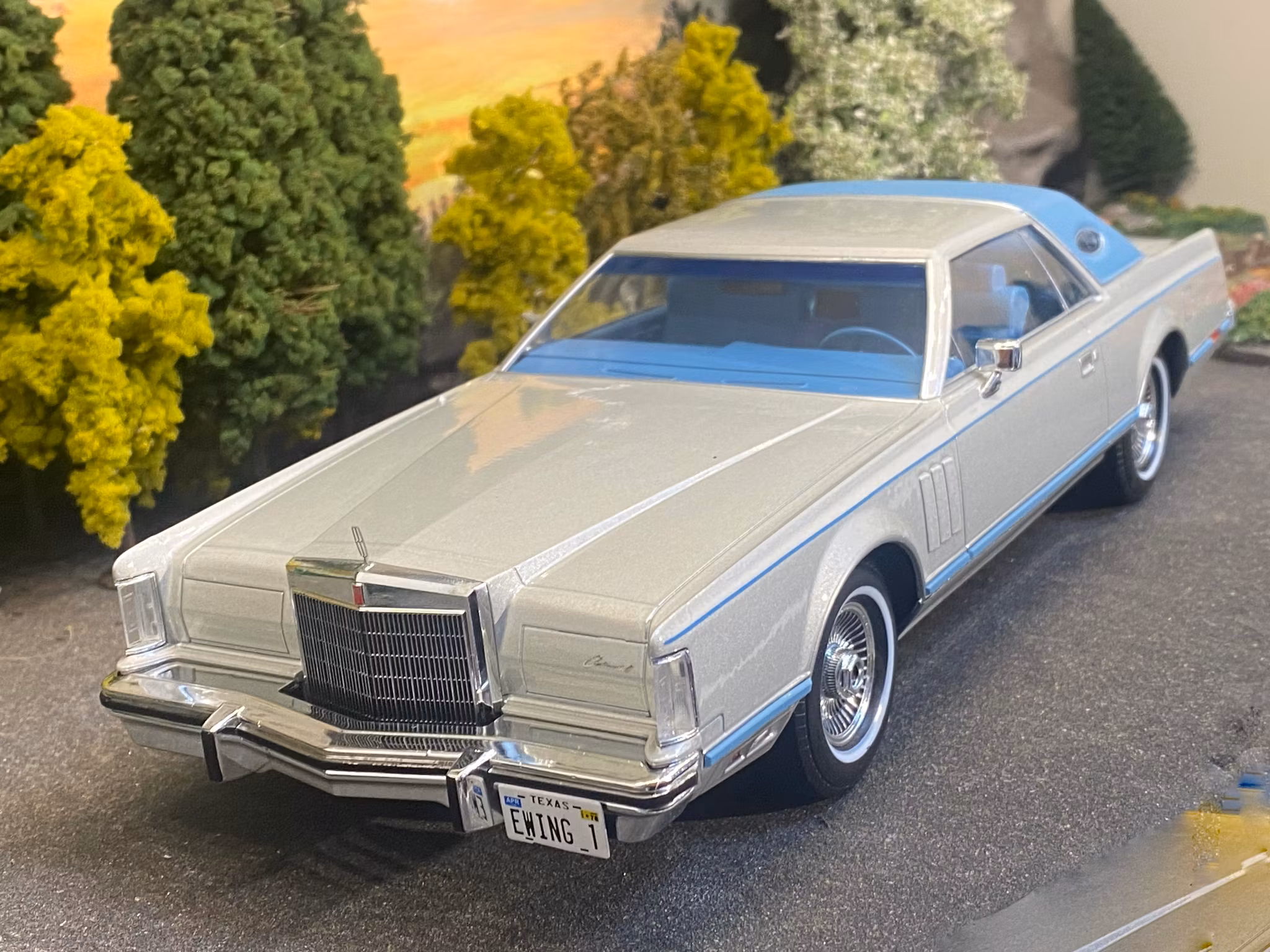 Skala 1/18 Lincoln Continental Mark V, Silver/blue fr MCG Model Car Group