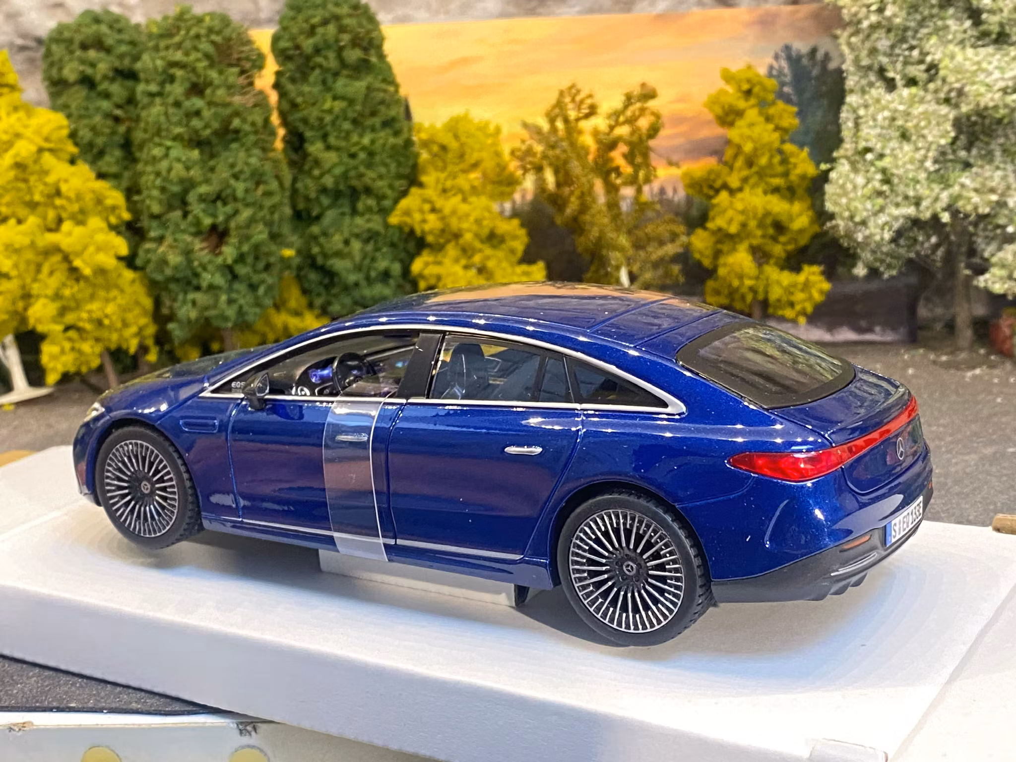Skala 1/24 (1/27) EQS by Mercedes EQ  fr Maisto Special Edition
