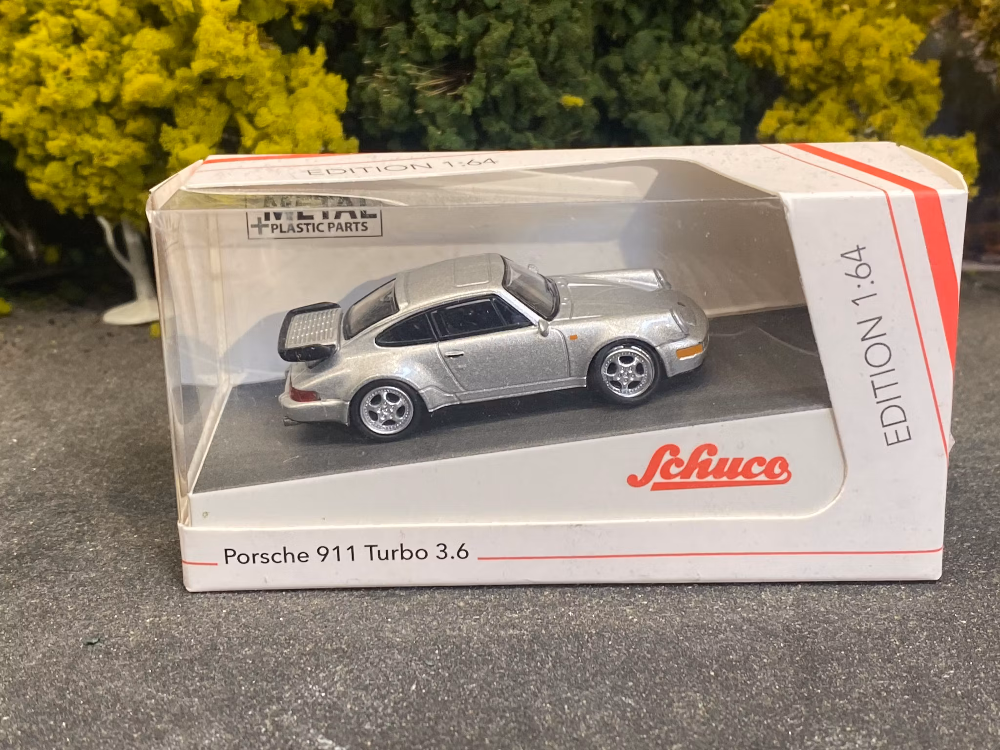 Skala 1/64 Porsche 911 Turbo 3,6 Silver fr Schuco