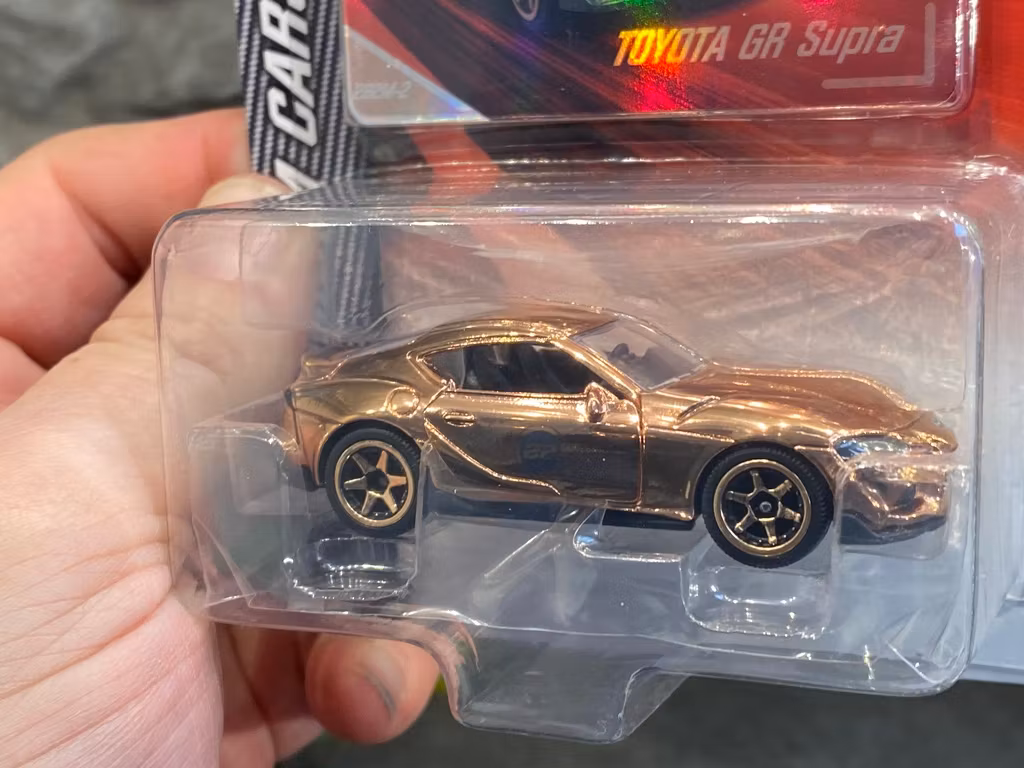 Skala 1/64 fr Majorette - Premium Cars: Toyota GR Supra Rose Gold Ed. 2022