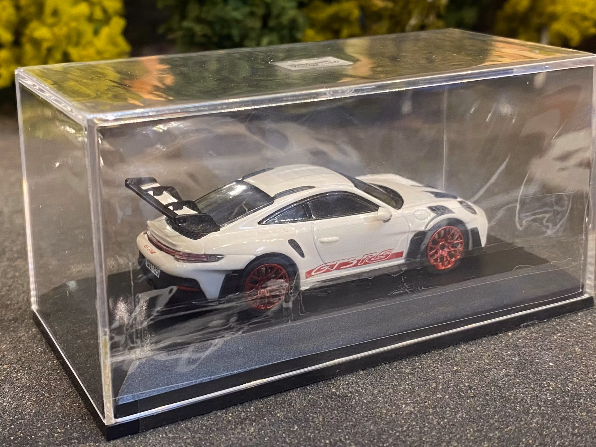 Skala 1/64 Porsche 911 (992) GT3 RS. White fr TARMAC & Minichamps