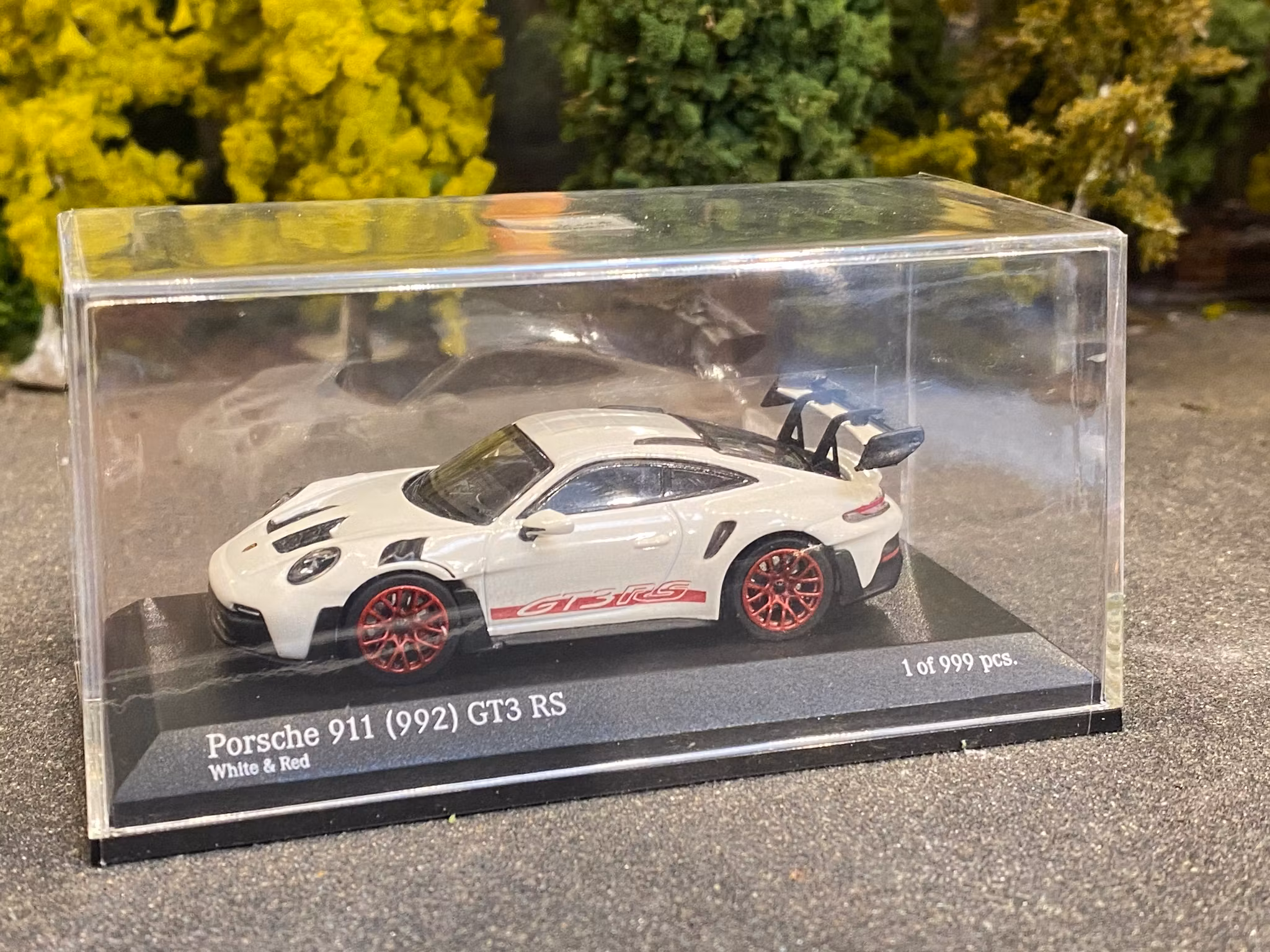 Skala 1/64 Porsche 911 (992) GT3 RS. White fr TARMAC & Minichamps
